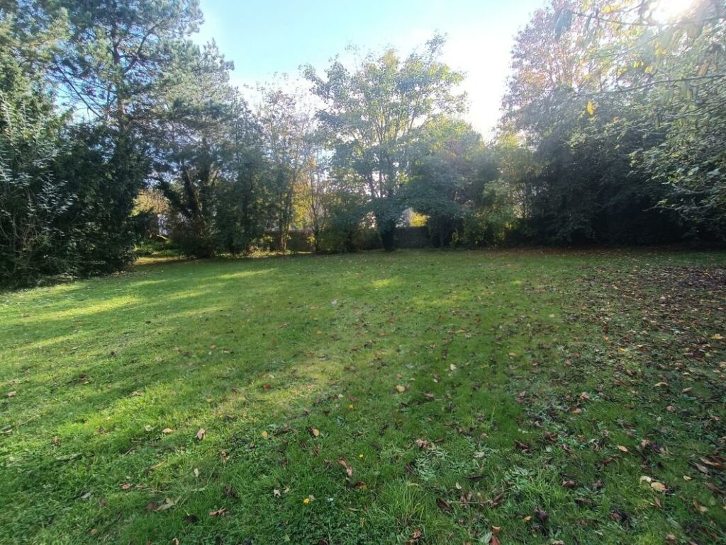 A VENDRE : Terrain de 700 m² viabilisé